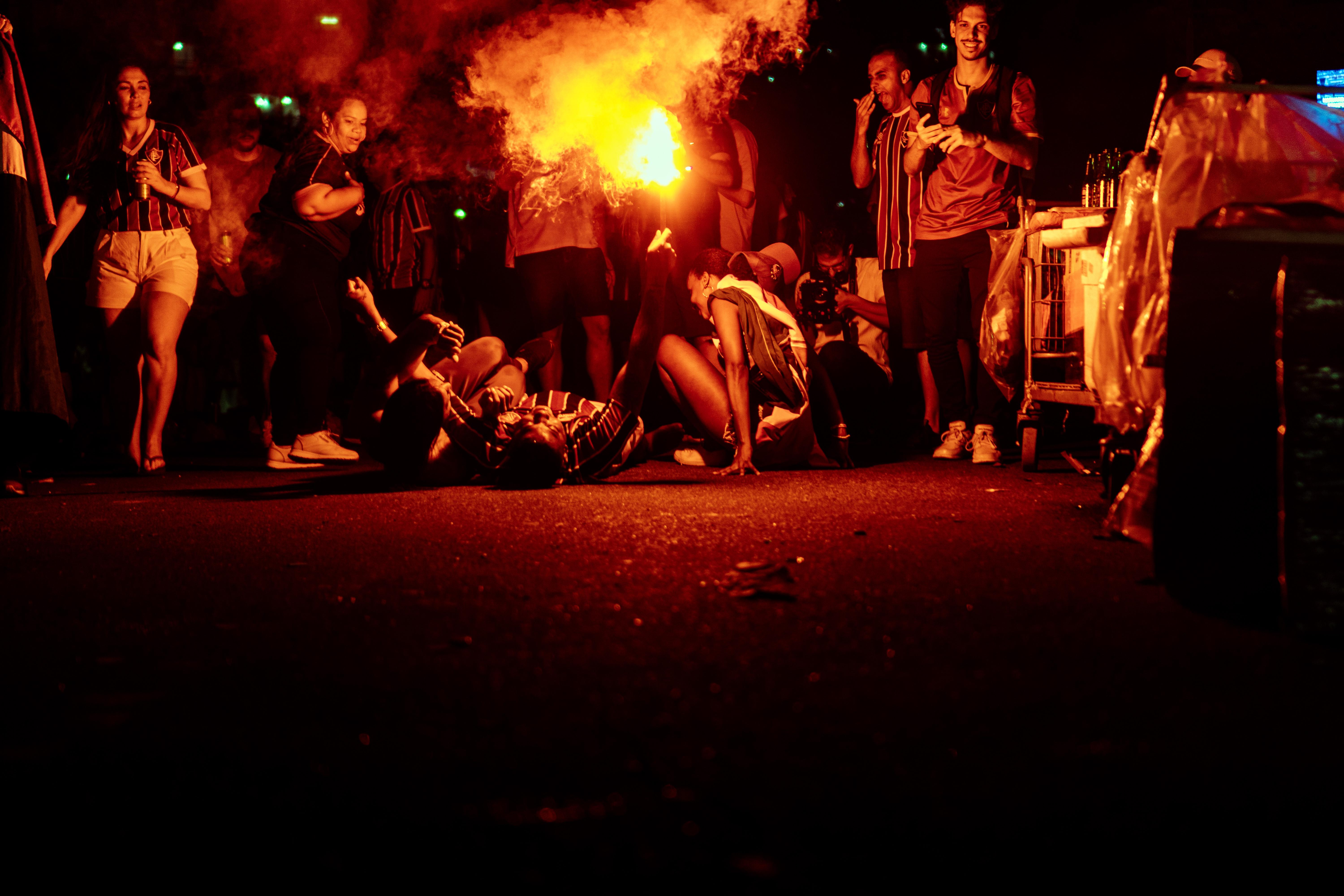 Torcedores jogados no chão